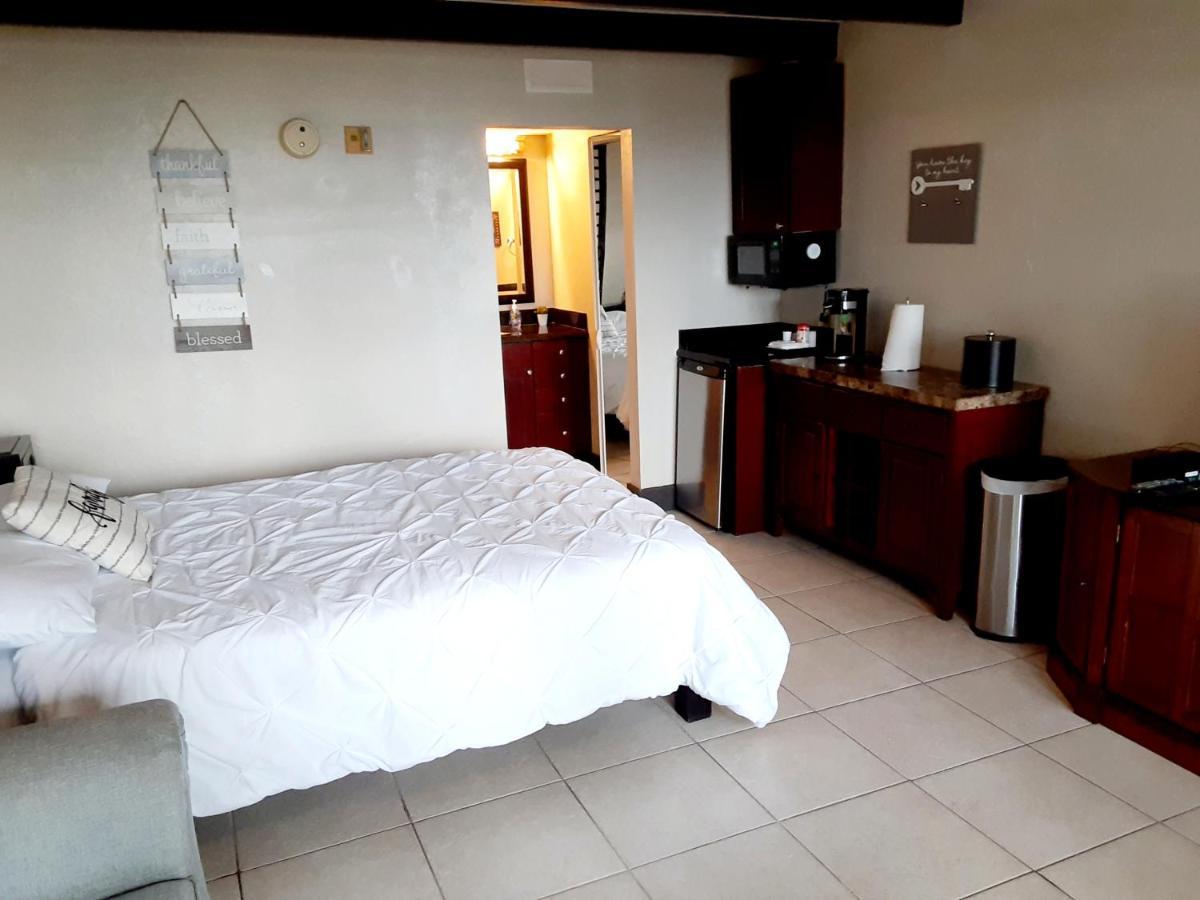Charming One Bedroom Resort-Style Studio With Pool And Beach Access Раскин Экстерьер фото