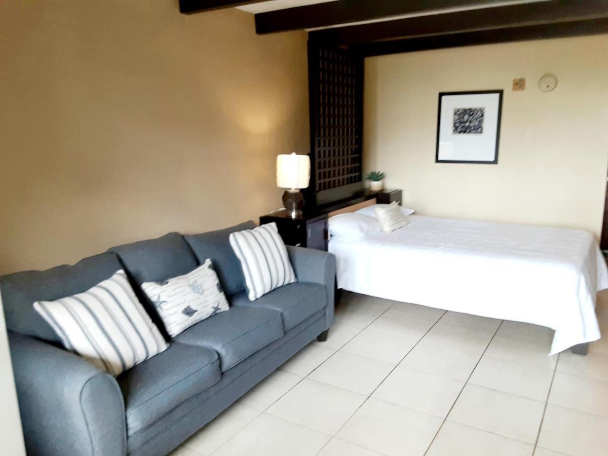 Charming One Bedroom Resort-Style Studio With Pool And Beach Access Раскин Экстерьер фото